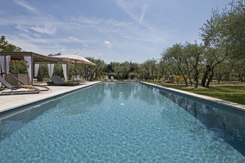 Hver bolig har stort svømmebasseng