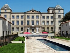 Nyrenovert slott ved Canal du Midi